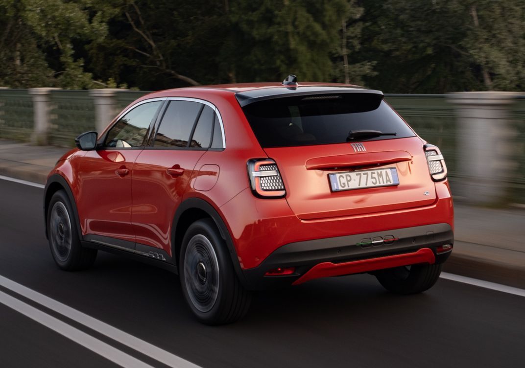 Der Stil-Transfer vom Fiat 500 Elektro betrifft vor allem Front und Heck.