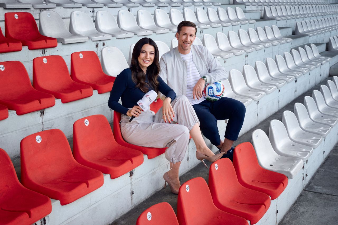 Alina Marzi, deren Vater Hannes Marzi in der österreichischen Fußball-Bundesliga spielte, und Marc Janko sind während der WM beim Team der Österreicher für Servus TV im Einsatz.