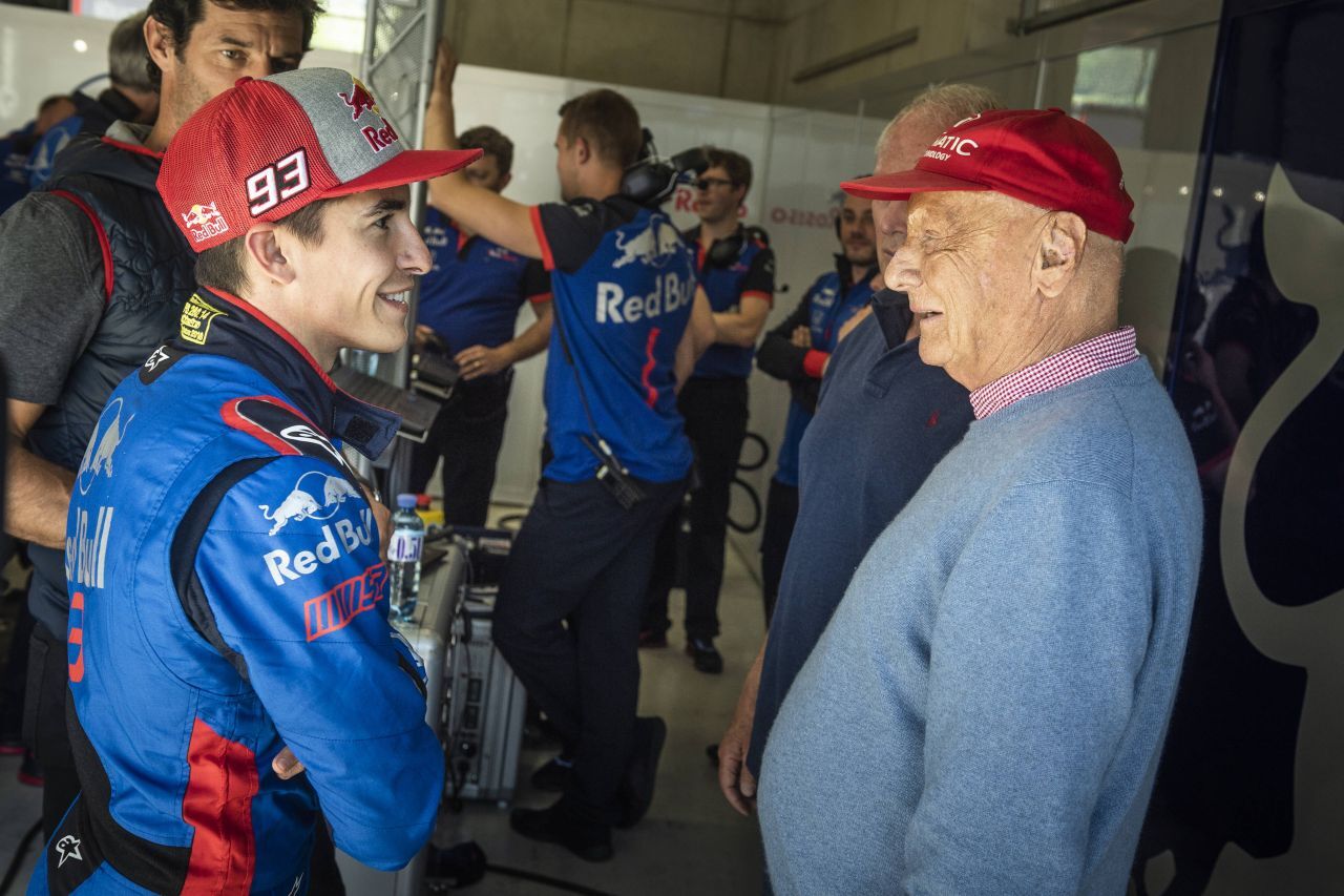 Der Lieblings-Rennfahrer von Alina Marzi im Bild: Niki Lauda, hier 2018 mit Marc Marquez.