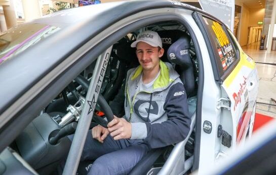 Luca Pröglhöf gilt als eines der großen Rallye-Talente Österreichs. Nun fährt der im Opel Corsa Rallye Electric im Rahmen der WM-Rallye Zentraleuropa. - Luca Pröglhöf, Opel-Rallye-Sieger