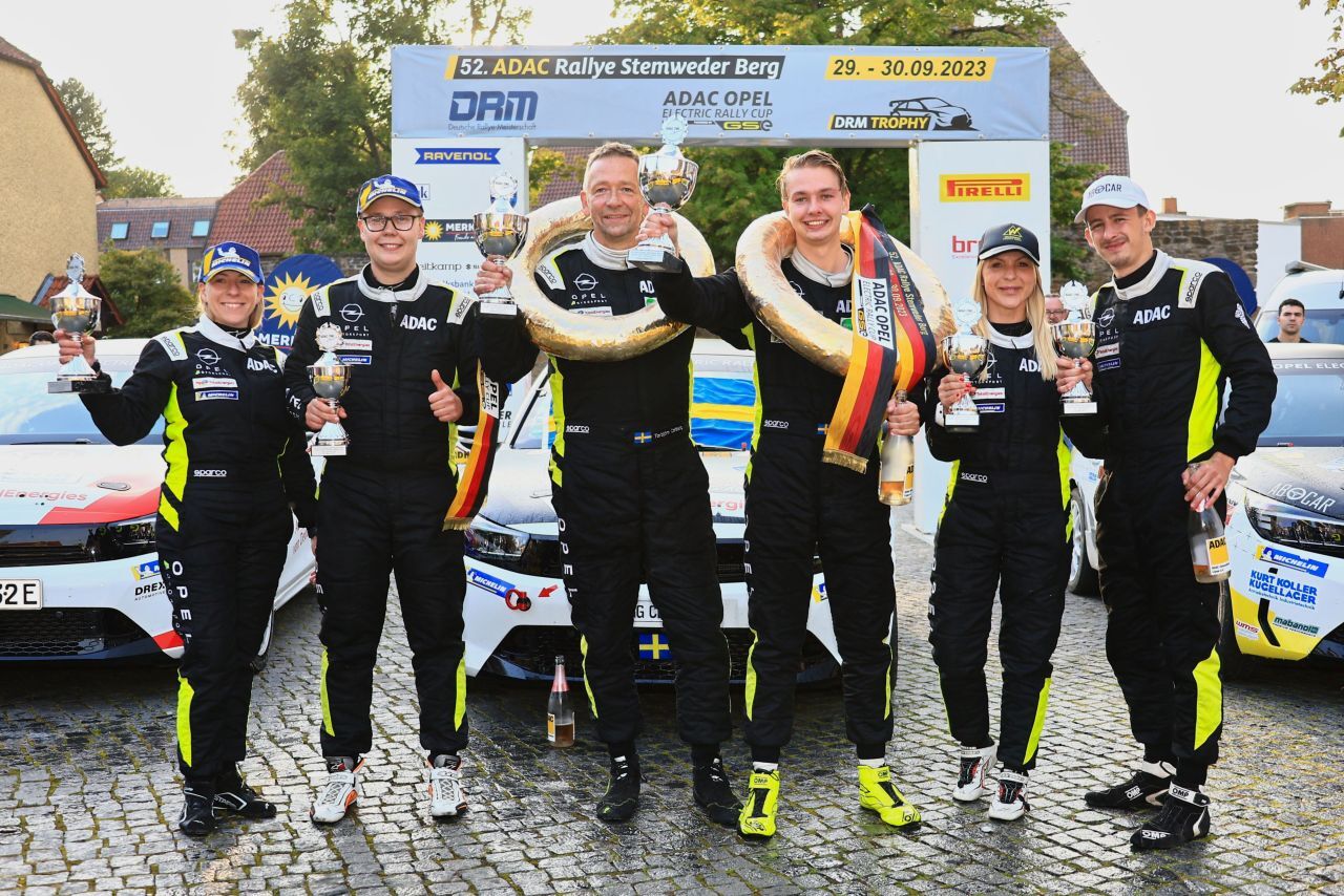 Pröglhöf mit seiner renommierten Co-Pilotin Christina Ettel am Opel-Podium der Rallye Stemweder Berg.