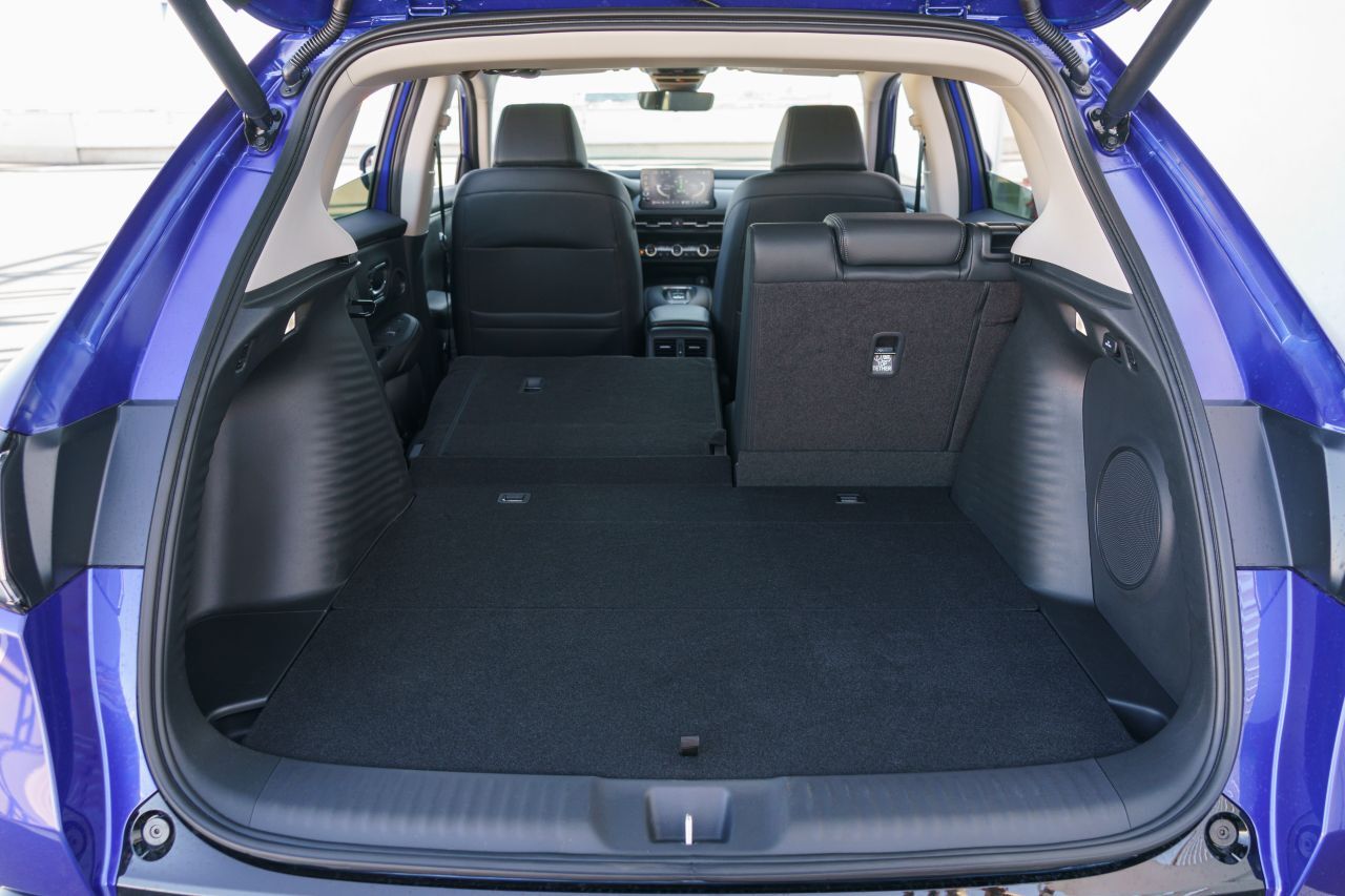 Der Basis-Kofferraum bei aufgestellter Rückbank ist ordentlich groß, aber nicht größer als im Civic. Beim Maximalvolumen liegt der ZR-V aber vorne.