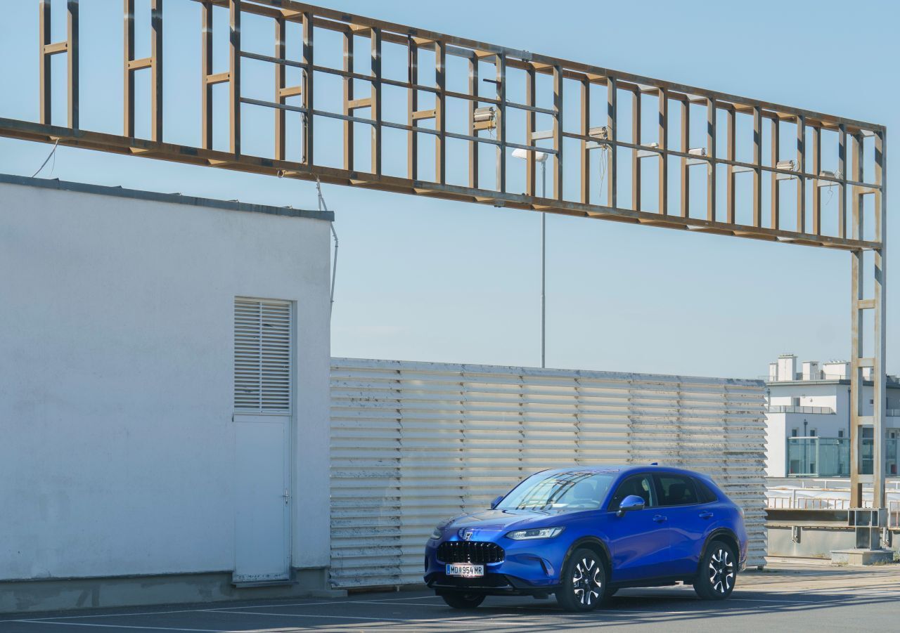 Fazit von Motorprofis-Tester Fabian Steiner: „Für Honda ist der ZR-V mit seinem sportiven Zuschnitt eine weitere SUV-Designvariation in Richtung Crossover. Mit dem Civic teilt er sich den beeindruckenden, auf subtile Art großartigen Hybridantrieb, der das sanfte und leise Gleiten perfektioniert, aber trotzdem einen sportlichen Touch hat.