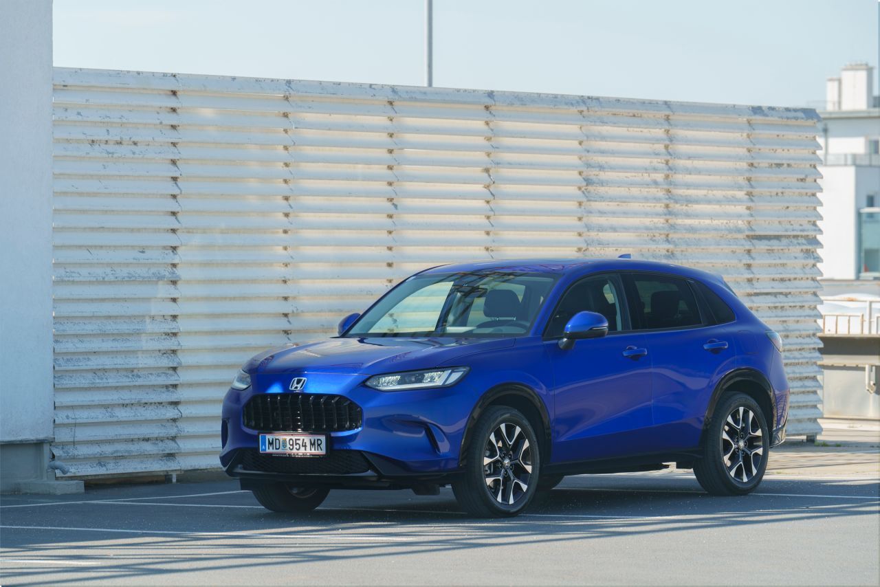 Sportlicher geschnitten als ein klassisches SUV mit Box-Design: Die Dachlinie ist etwas niedriger und fällt im hinteren Bereich stärker ab.