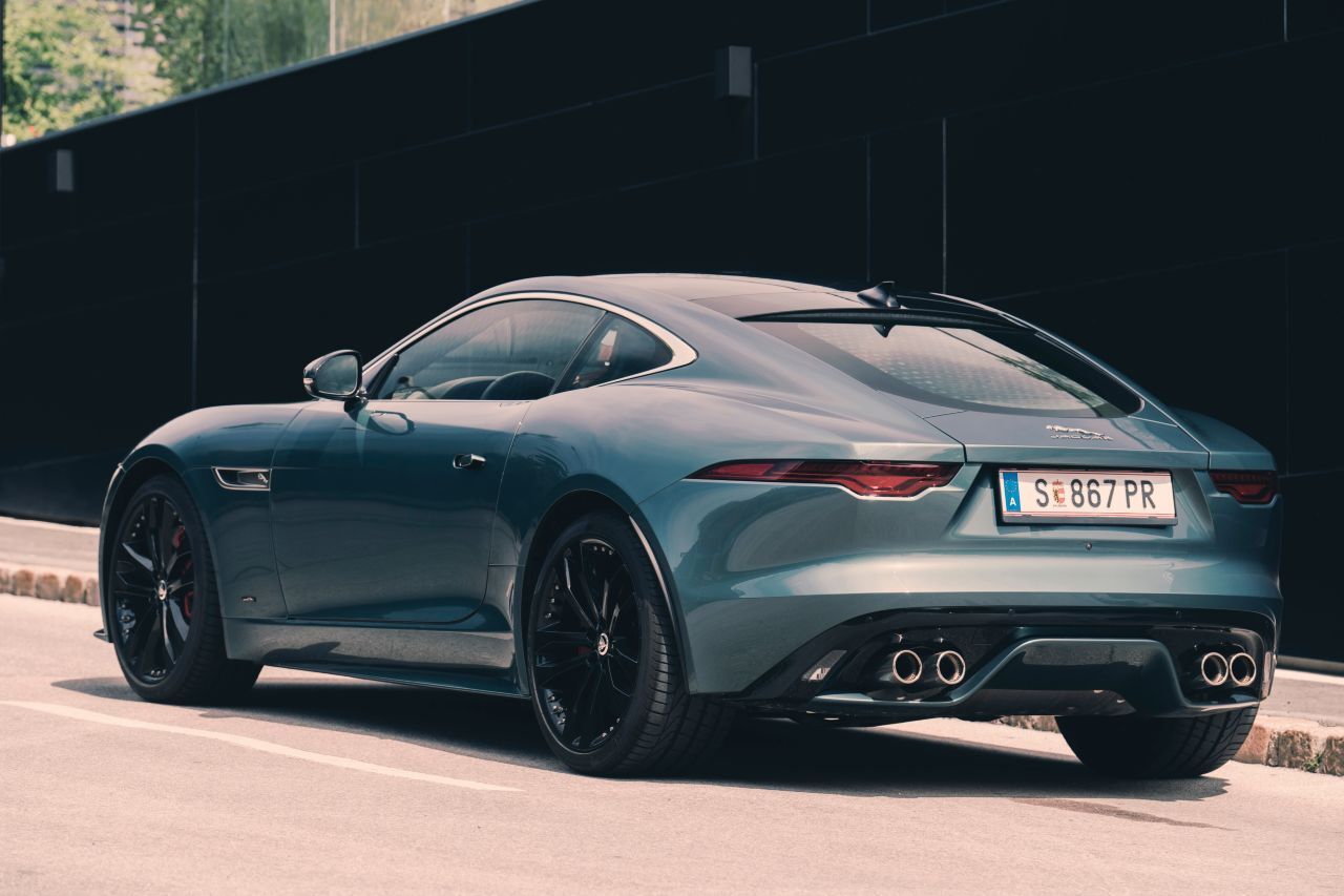 Ästhetische Entscheidung: Die Proportionen des Frontmotor-Zweisitzers Jaguar F-TYPE wirken nach zehn Jahren unverändert stil- und kraftvoll.