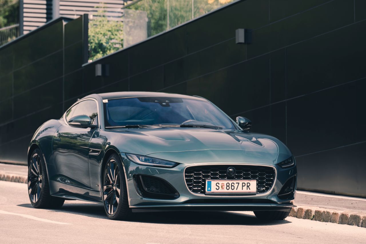 Die Geburtstagsedition F-TYPE 75 gibt es nur für die V8-Varianten, im Test trat der P450 RWD mit Fünfliter-V8 und Hinterradantrieb an.