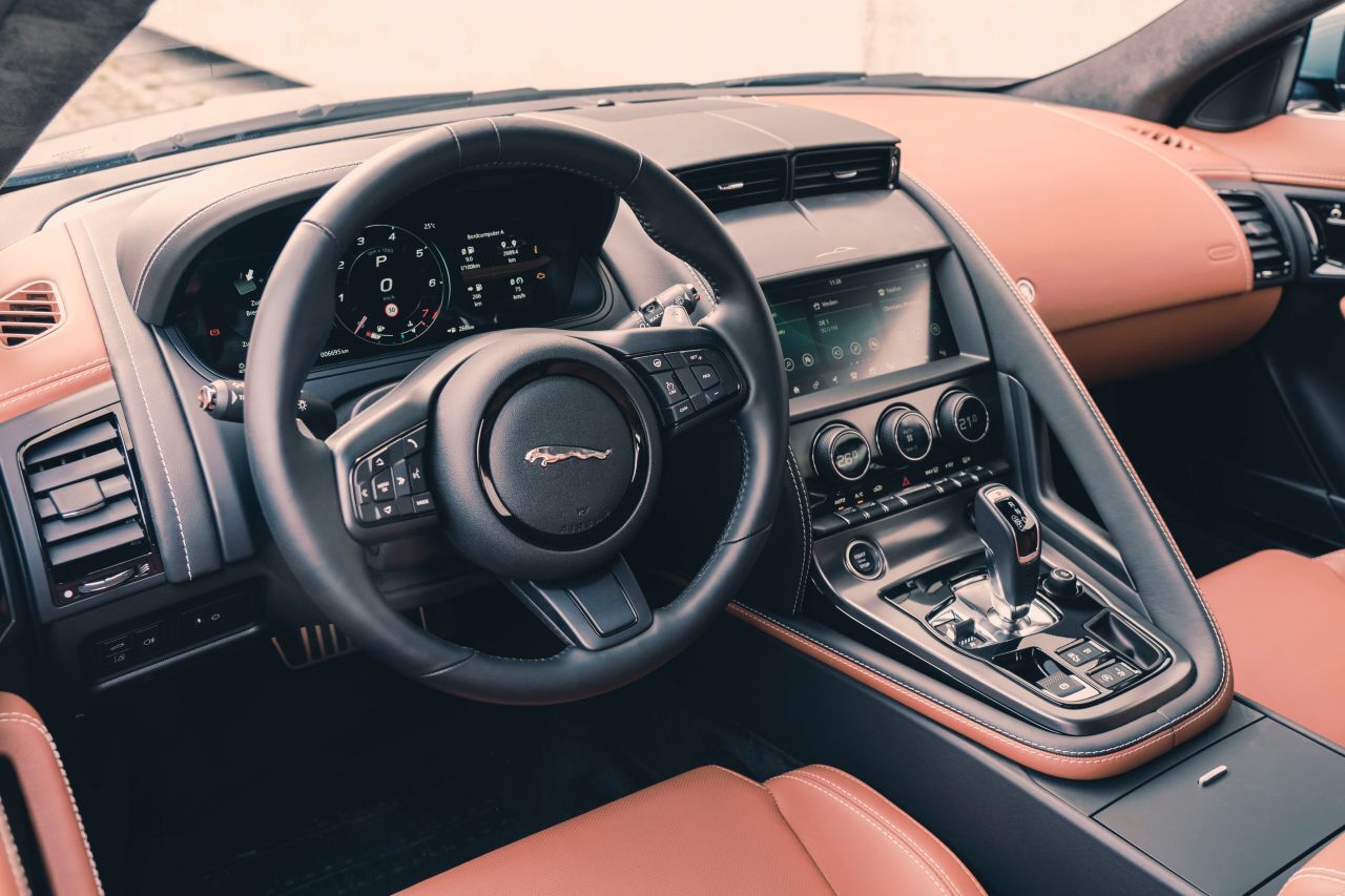 Das fahrerfokussierte Sportwagen-Cockpit gestaltet Jaguar im F-TYPE 75 mit den hochwertigsten Materialien und schönsten Details der Baureihe.