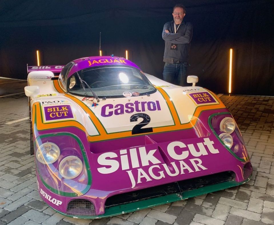 Motorprofis-Redakteur Gerald Enzinger mit dem Siegerwagen von Le Mans 1988. Im Inneren der Fabrik ist es Besuchern nicht erlaubt, zu fotografieren.