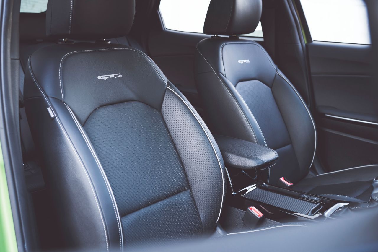 Tolle Features wie Echtleder-Sitze, Sitzkühlung, High-Tech-Soundsystem und zuvorkommende Ein- und Ausstiegs-Automatik für den elektrischen Fahrersitz.