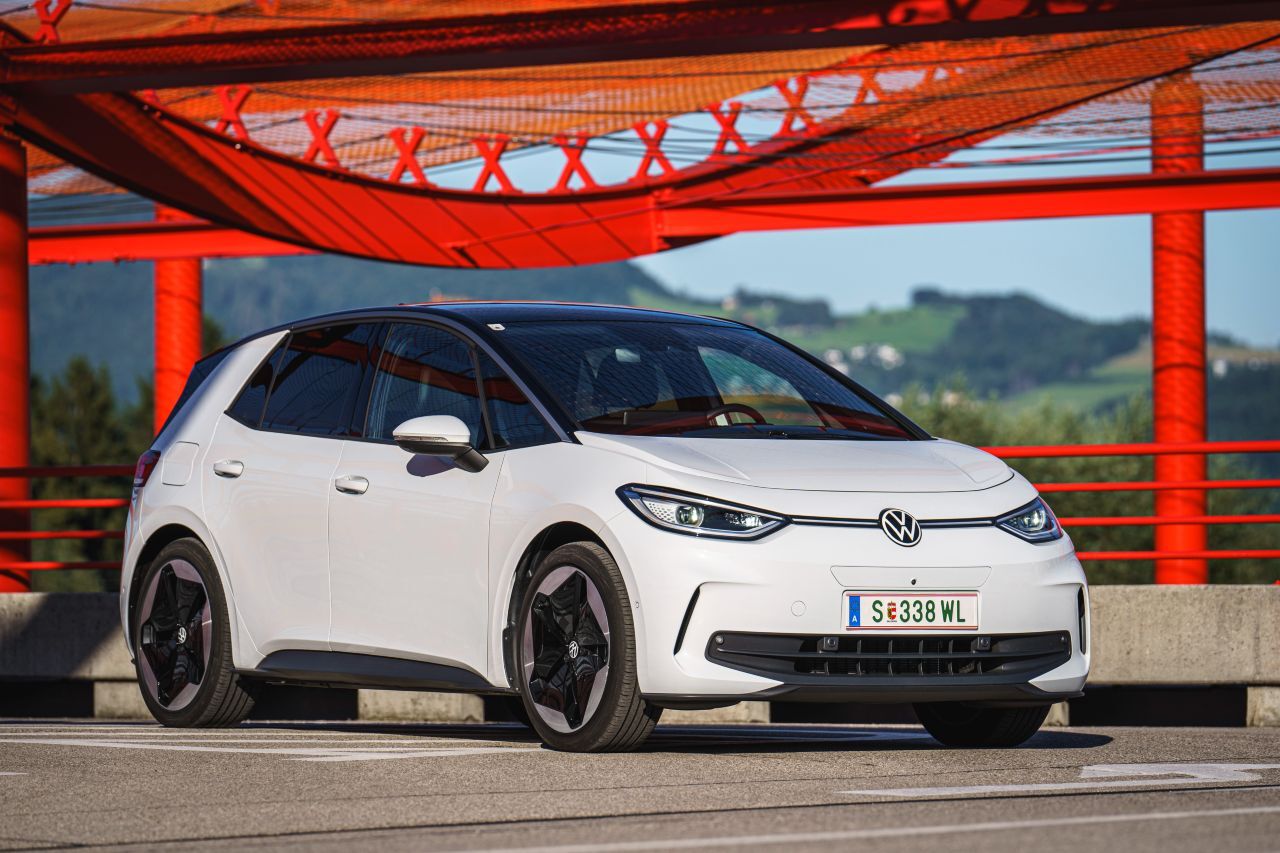 Aus der futuristischen Keilform mit glatten Oberflächen und große Rädern ist seit dem Facelift ein klassisches Auto geworden.