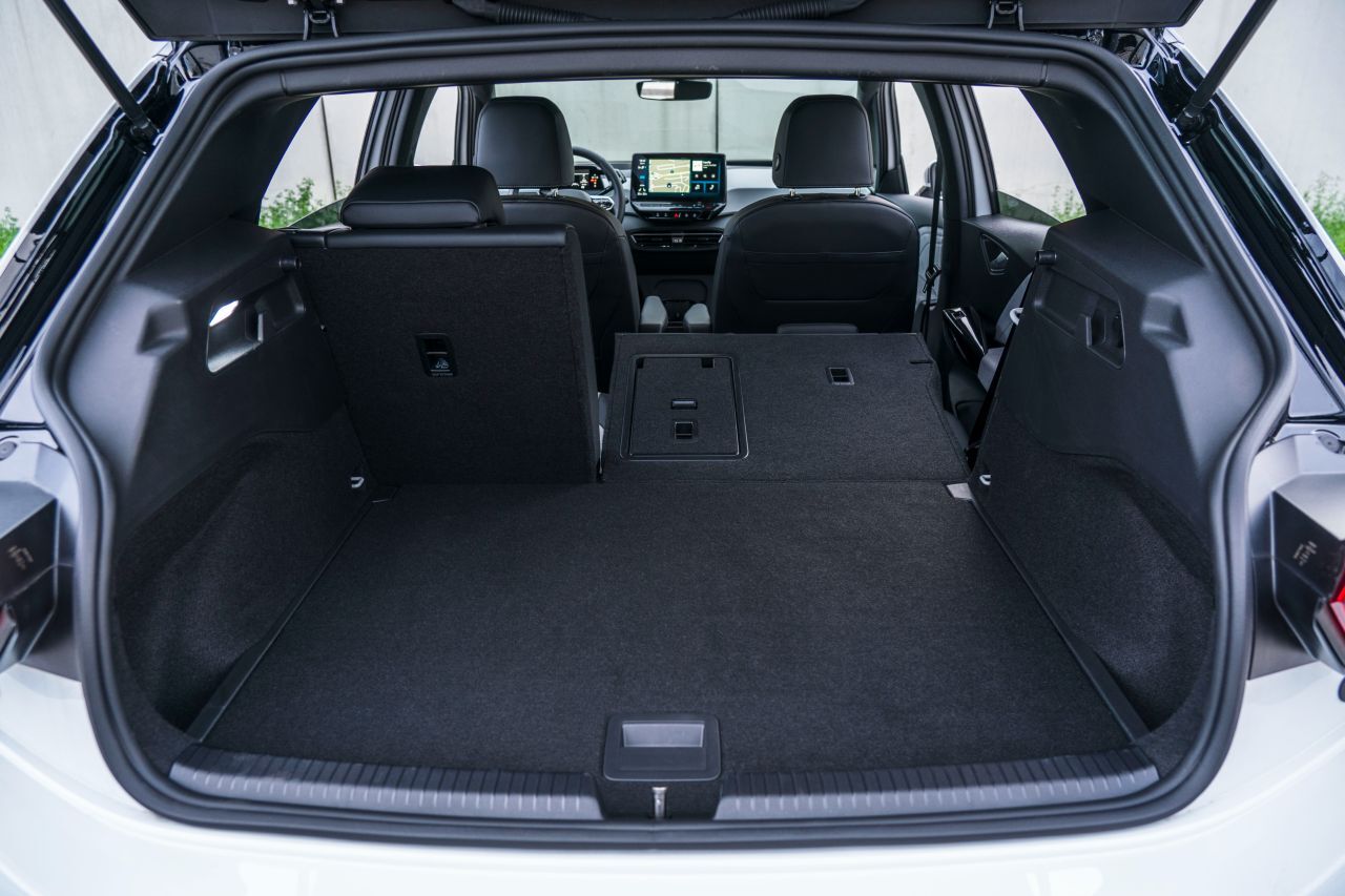 385 bis 1.267 Liter Ladevolumen, ähnlich wie beim Golf. Auch das geteilte Umklappen der Fondlehne und die Ski-Durchreiche sind bekannt.
