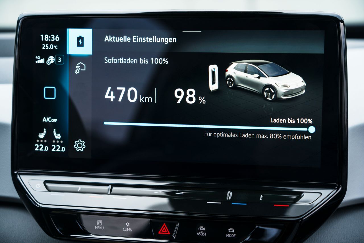 Ohne Autobahn und bei guten Wetterbedingungen ließ sich der Testverbrauch auf bis zu 12 kWh absenken. Gesamtschnitt im Test: rund 15 kWh.