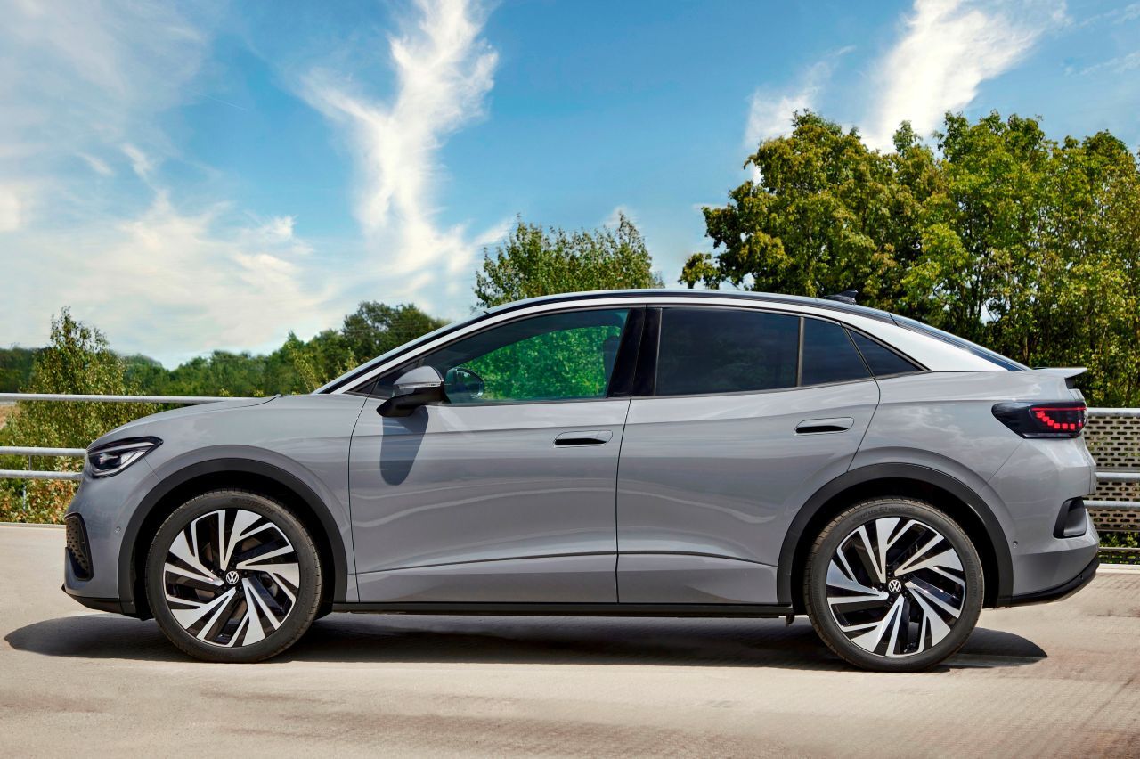 Während der ID.4 ein klassisches Familien-SUV ist, spannt der technisch verwandte ID.5 (Bild) einen Coupé-artigen Dachbogen über den gleichen Unterbau.