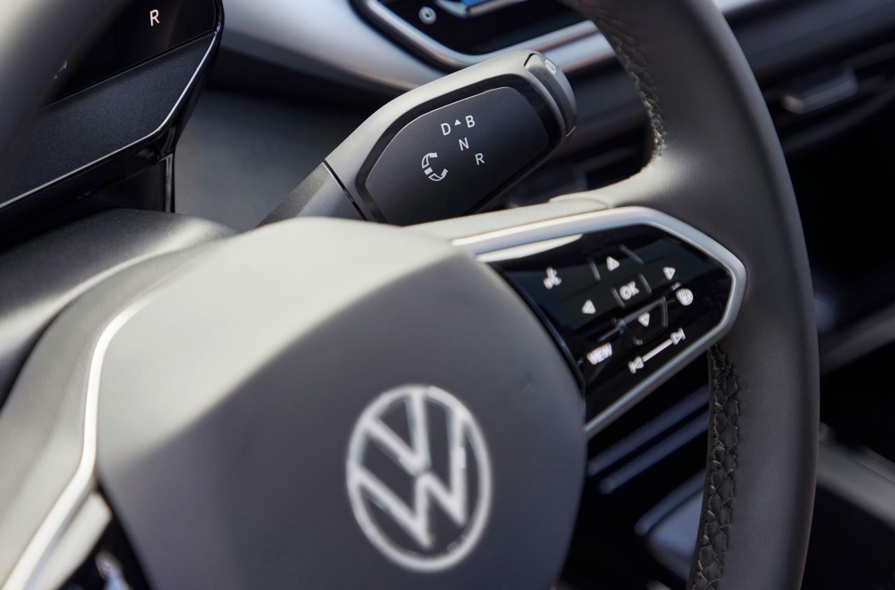 Der Wählhebel für die Automatik-Fahrstufe ist künftig als klassischer Lenkstockhebel ausgeführt. Neu gestaltete wurde auch das Multifunktionslenkrad.