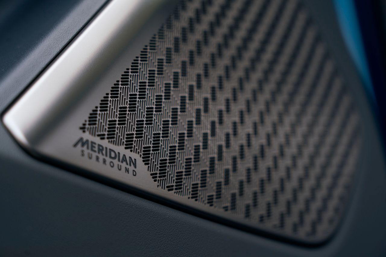 Serie in der GT-Line: Meridian-Premium-Soundsystem mit 14 Lautsprechern.