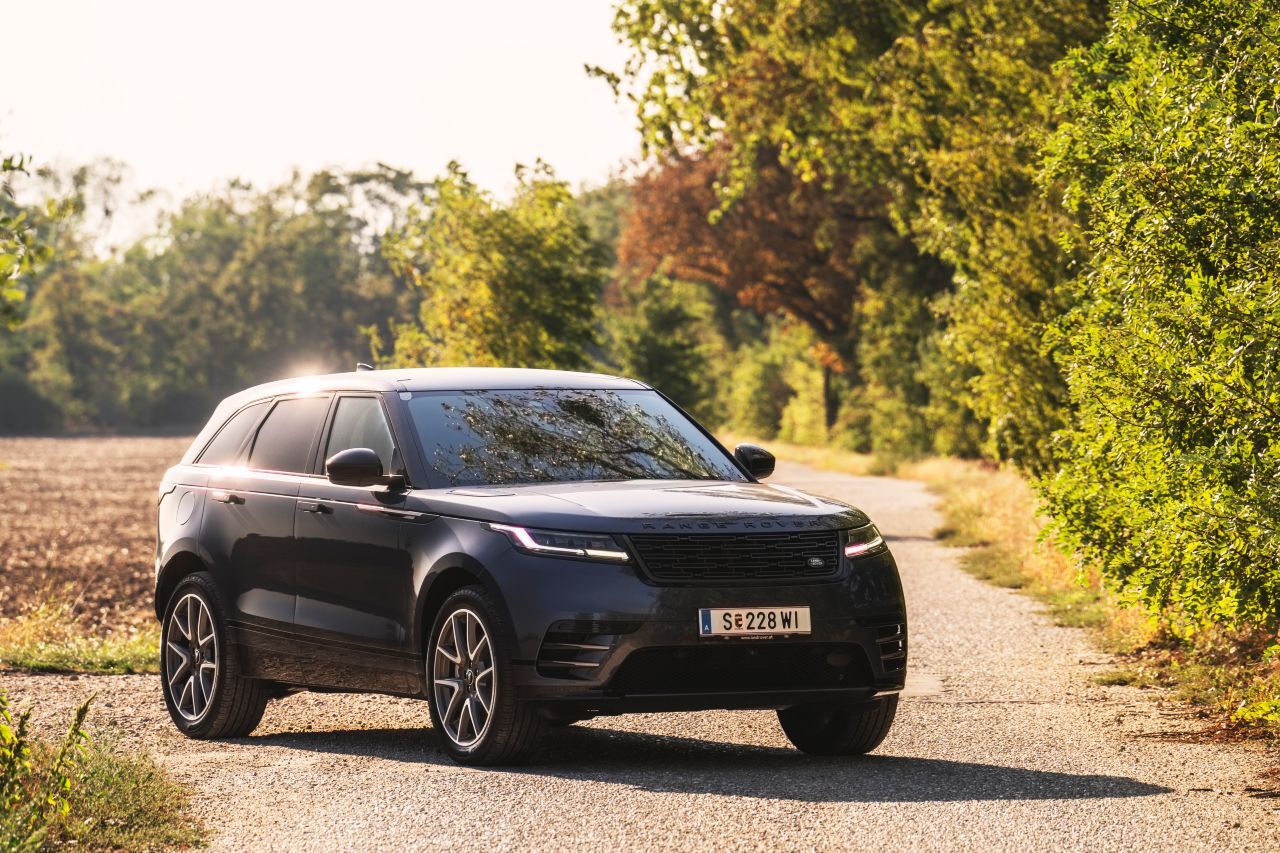 Fazit von Motorprofis-Tester Fabian Steiner: „Ein traditioneller Favorit von Designfans, der elegant-puristische Stil des range Rover Velar weicht innen und außen deutlich von der Premium-Konkurrenz ab. Die stärkste Antriebsvariante ist nun fast die günstigste. Für das Hybridsystem des P400e sprechen neben stolzen 404 PS auch rund 50 Kilometer elektrische Praxis-Reichweite, die speziell in den Velar-Revieren im Speckgürtel gut nutzbar sind.