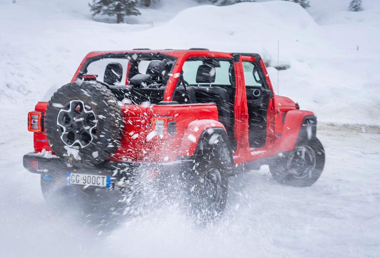 Kultauto Wrangler: Nahezu uneingeschränkte Geländegängigkeit, wasserfestes Interieur, abnehmbare Türen und Dachteile.