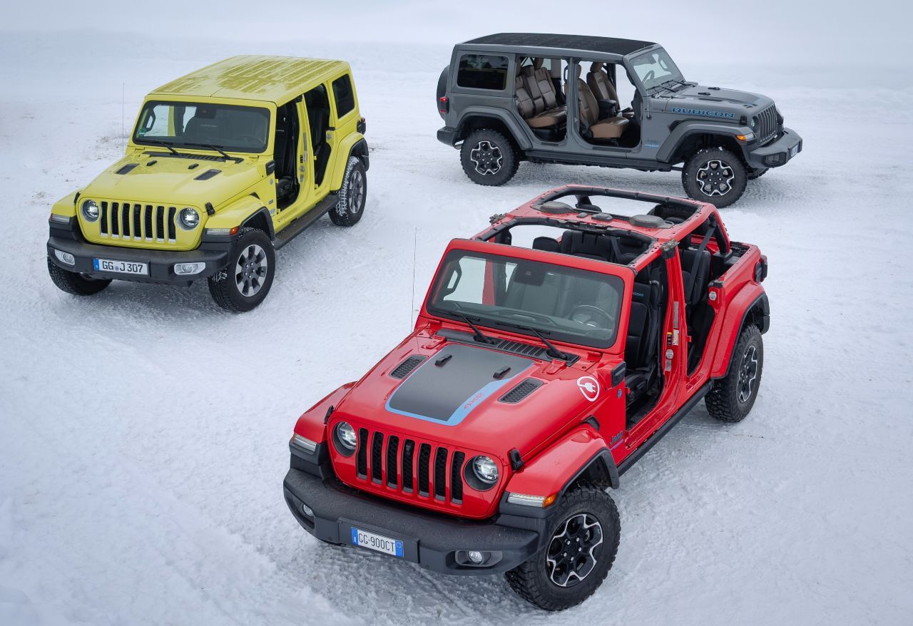 Der Wrangler wird vorerst weiterproduziert und erfährt zum Modelljahr 2024 ein kleines Upgrade. In Österreich startet die Preisliste bei 83.000 Euro.