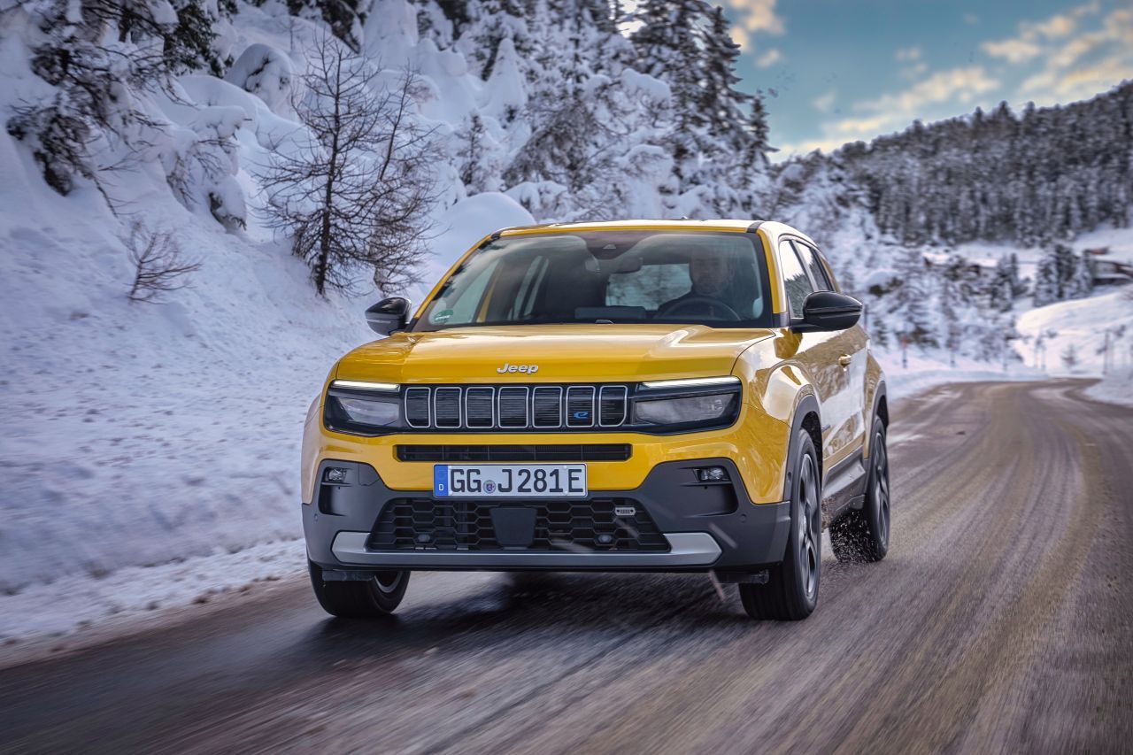 Jeep Avenger: Bald auch als e-Hybrid und Benziner erhältlich, die Basisvariante mit Ottomotor startet bei 24.700 Euro.