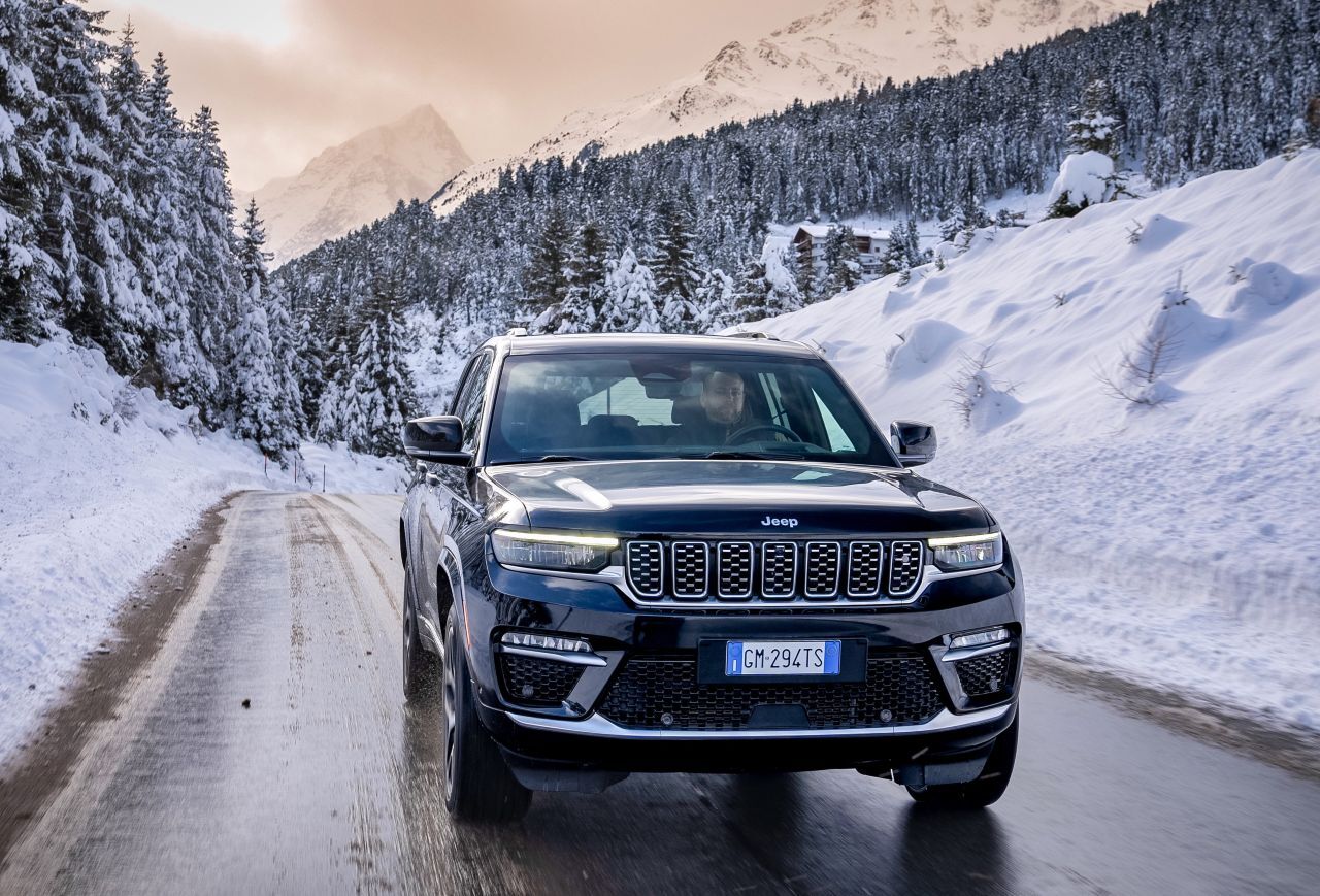 Das aktuelle High-End-Modell, das Jeep nach Europa bringt – der Grand Cherokee – lässt noch auf sich warten. Hoffentlich schafft er es 2024 zu uns.