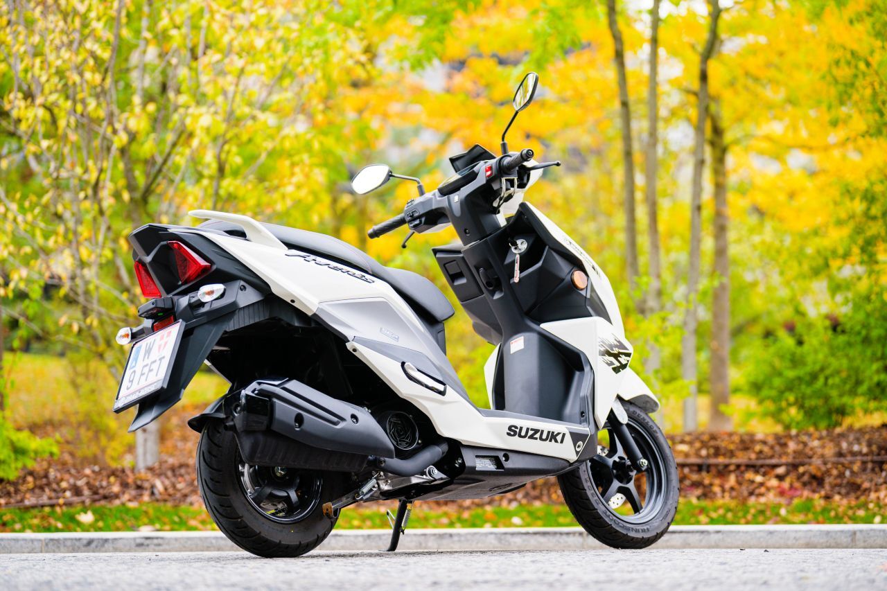 Keilförmiger Look, steiles Heck, simple, aber solide Technik - die Avenis 125 ist Suzukis zweiter Streich an der Scooter-Basis.