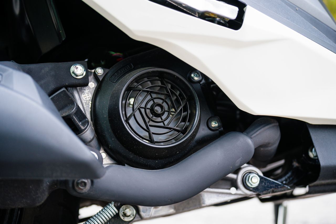Suzukis hochmoderner SEP-Motor kommt weiterhin mit Luftkühlung aus.