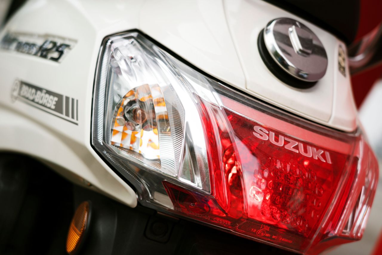 LED-Leuchten rundum und nette Details wie der Suzuki-Schriftzug im Glas.