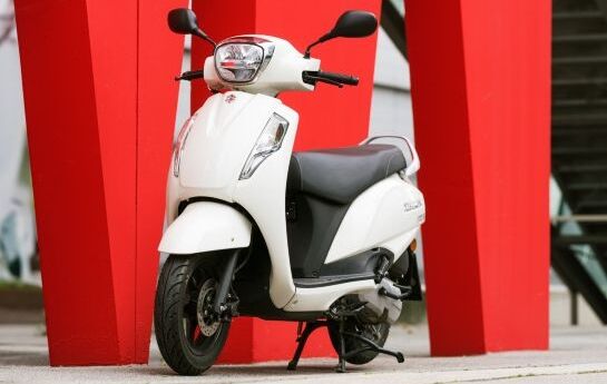 Suzukis Einsteiger-Zweirad ist umgezogen und jetzt ein klassisch gestylter Scooter für die Achtelliter-Klasse. - Neue Anschrift,  frische Talente