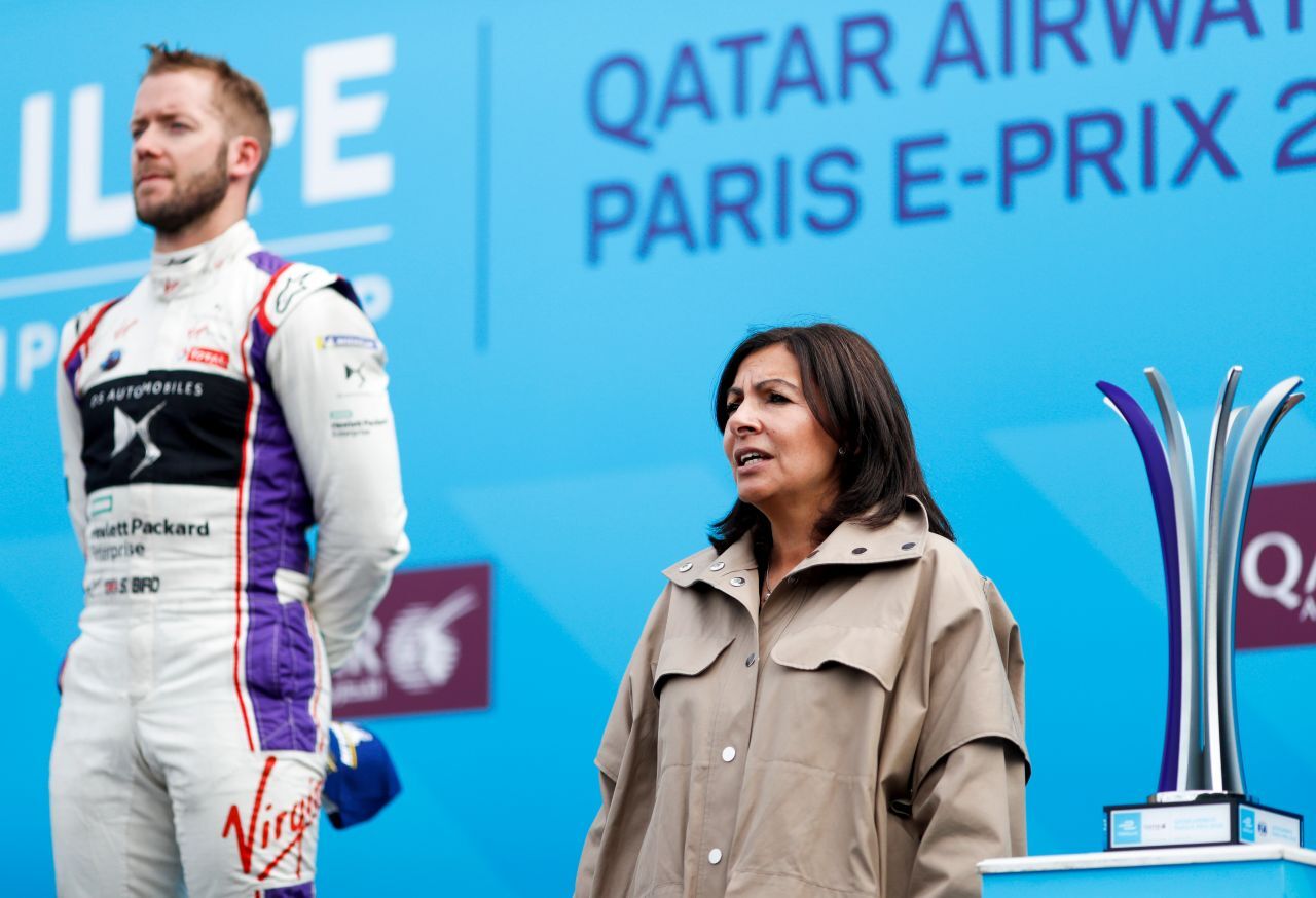 Bürgermeisterin Anne Hidalgo, hier zu Gast beim Formel E-Rennen in Paris, würde größere Autos am liebsten ganz aus der Stadt verbannen.