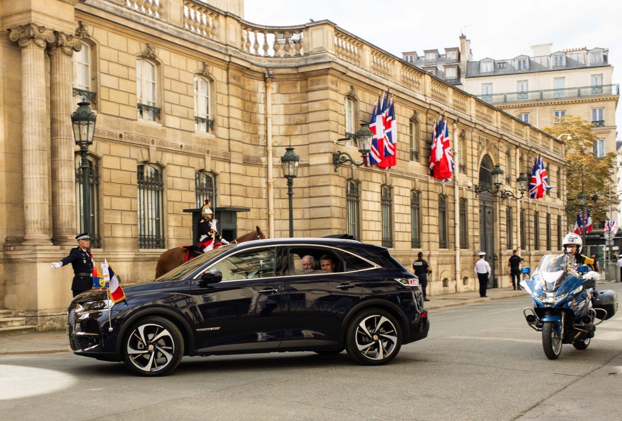 Der Dienstwagen von Emmanuel Macron, hier mit König Charles auf der Rückbank, fällt auch unter die Gebührenerhöhung. Der Präsident ist ein großer Unterstützer der französischen Autohersteller.