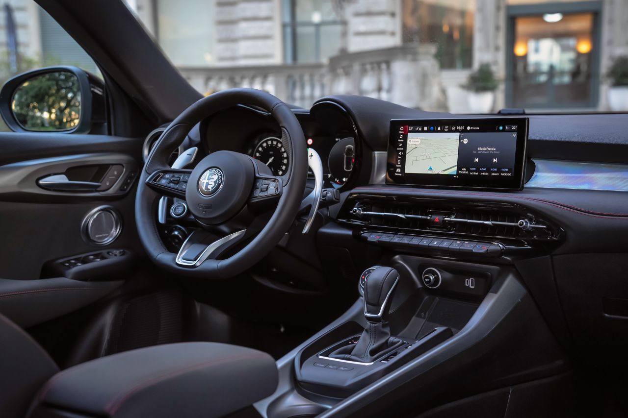 Tonale innen: Sitze, Türen und Armaturentafel mit roten Nähten. Soundsystem von Harman Kardon mit Metallboxen. Formvollendete Lenkradpaddels.