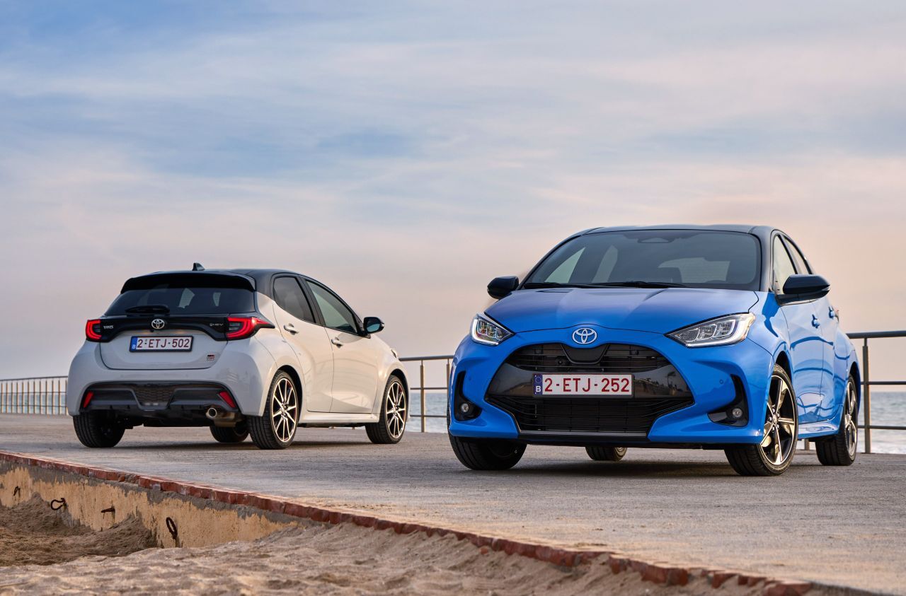 Besonders schick ist der Yaris als blaue Premiere Edition (rechts) oder in der Ausstattung GR Sport (links), für die ein schöner Grauton exklusiv reserviert ist.