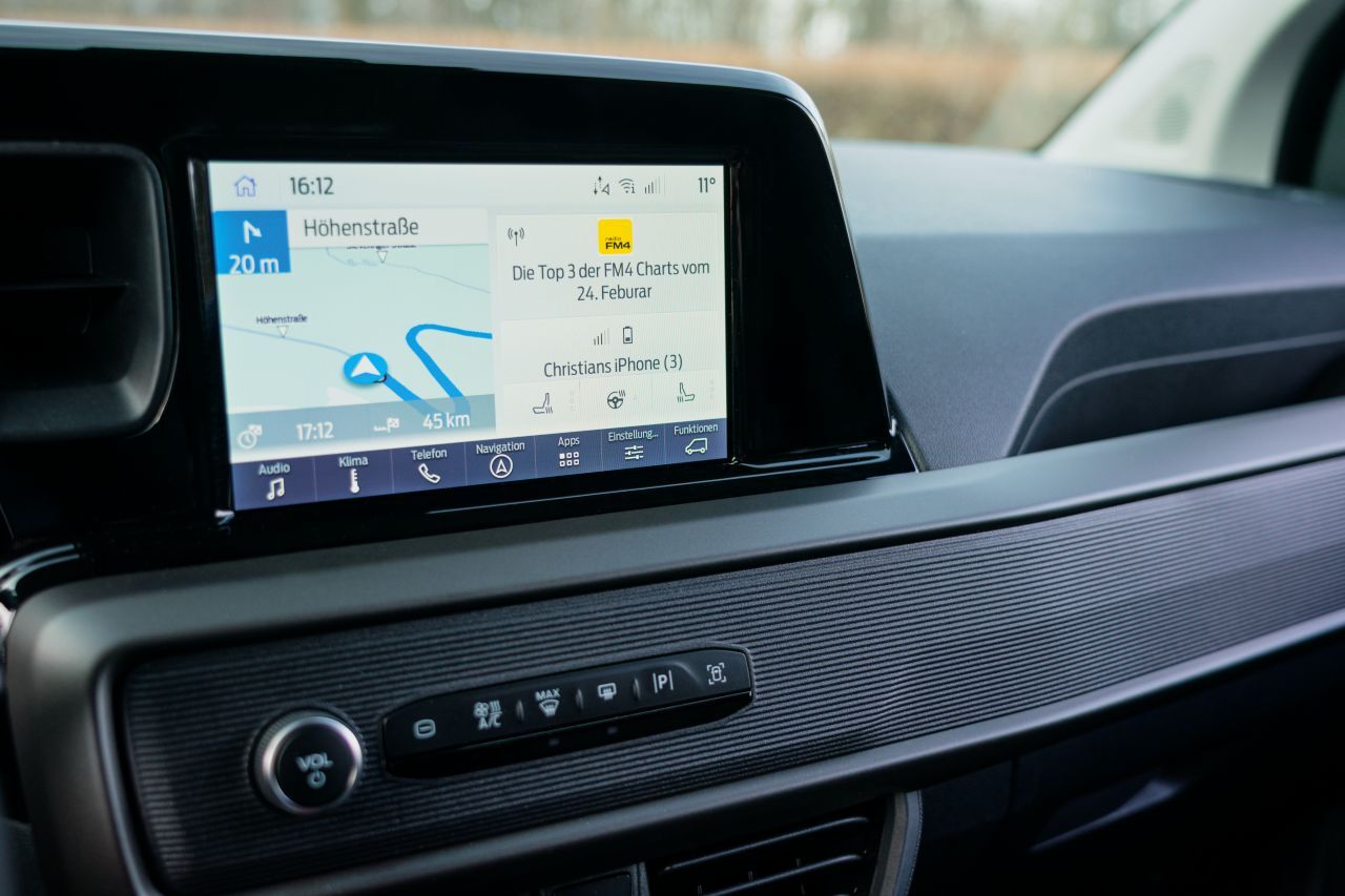 In der Mitte ist ein großzügiger 8-Zoll-Touchscreen …