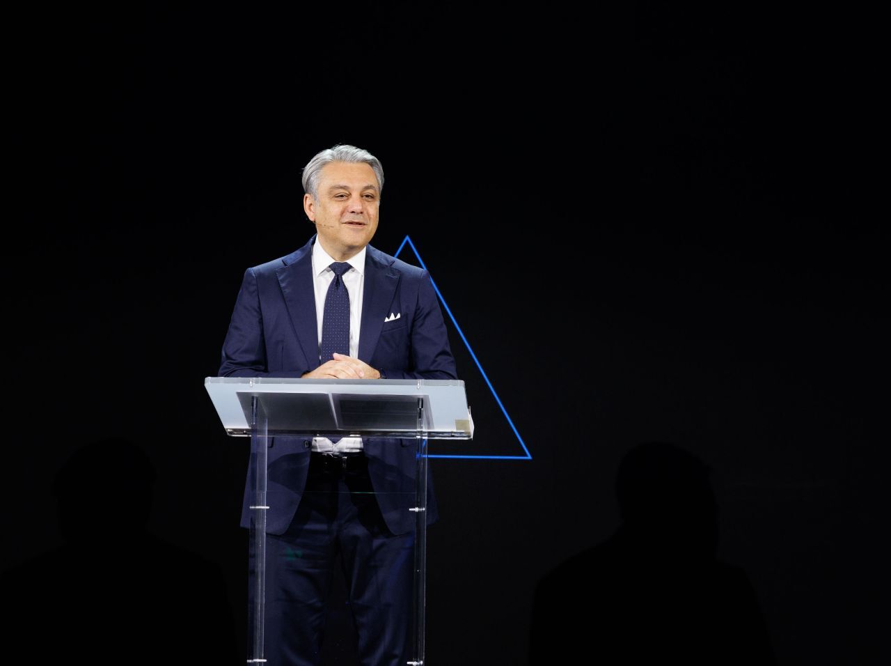 Luca De Meo, Chef von Renault und zugleich Präsident des europäischen Autoindustrieverbandes Acea, fordert mehr Ladesäulen und die V2G-Technologie.