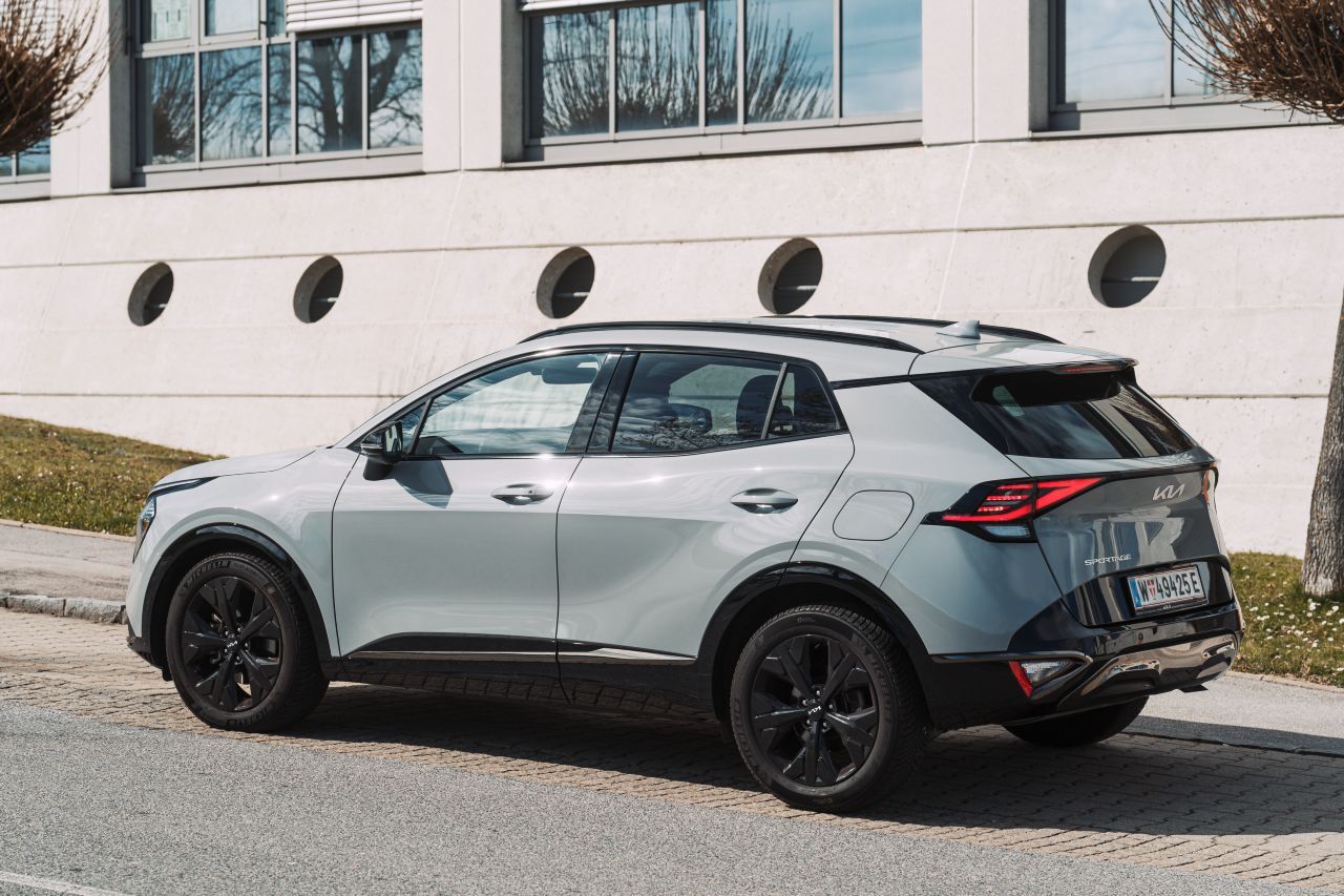 Einer der flottesten Auftritte im Kompakt-SUV-Segment, aber auch mutig. Knick in der C-Säule, Heckschürzenrundung, fein ziselierter Heckspoiler.