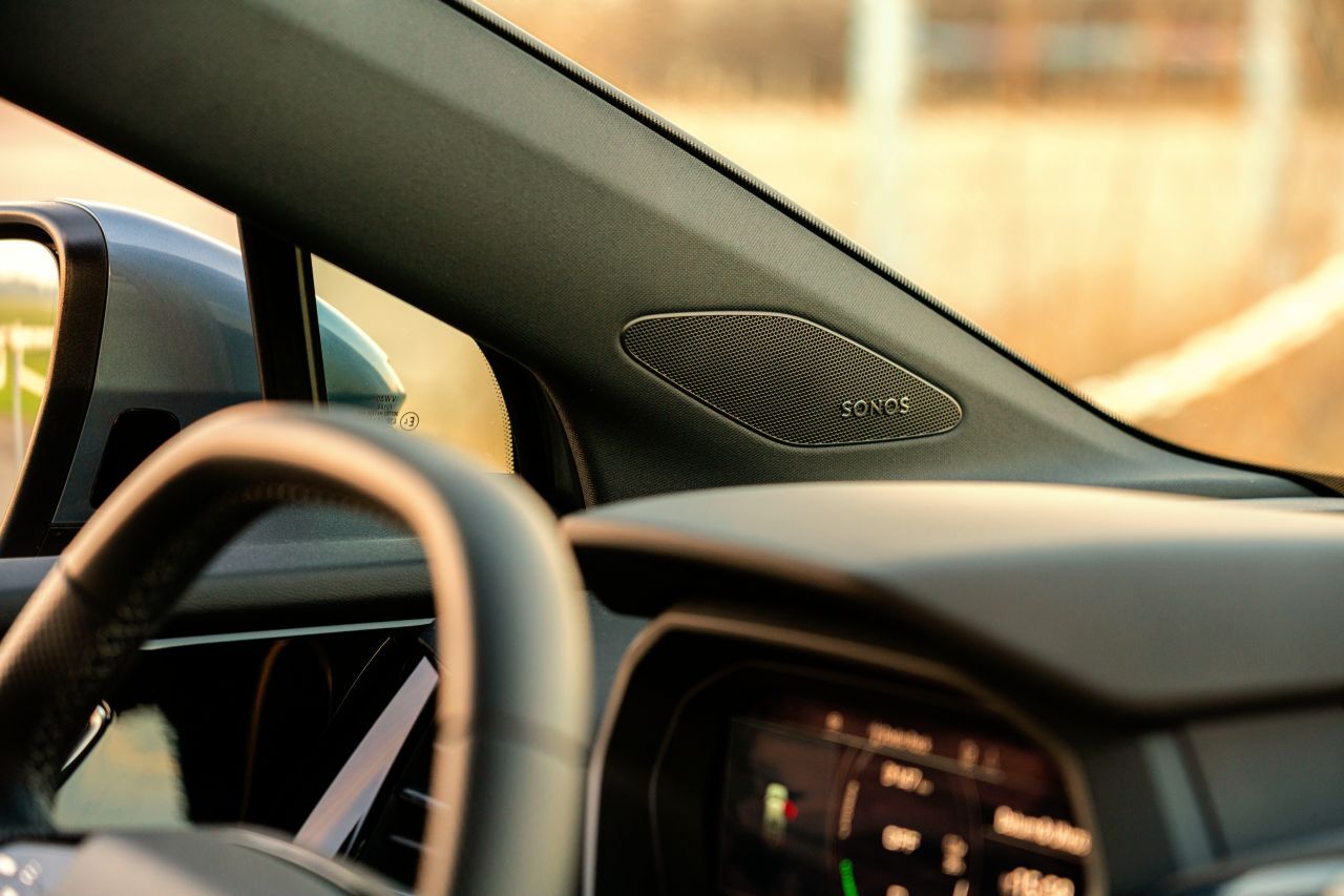 Gut ablesbares Infodisplay vor dem Fahrer. Sonos-Boxen in den A-Säulen.