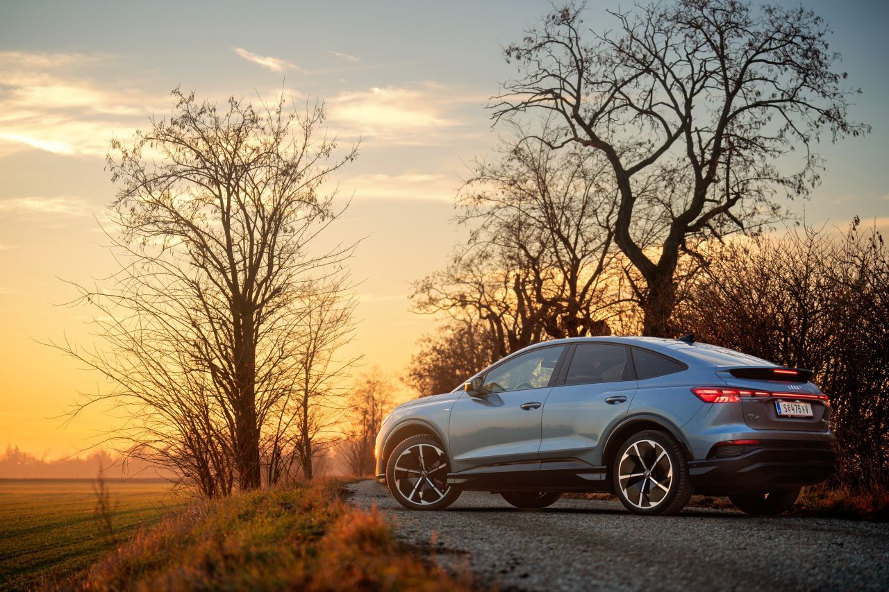 Fazit von Motorprofis-Tester Fabian Steiner: „Mit dem Q4 Sportback e-tron kann sich die Familie über ein wohlfeiles Premiumangebot schick machen – sie bekommt den edlen Techno-Look von Audi zu vernünftigen Preisen und verbindet Coupé-Elemente mit großem Stauraum und Beinfreiheit für alle.