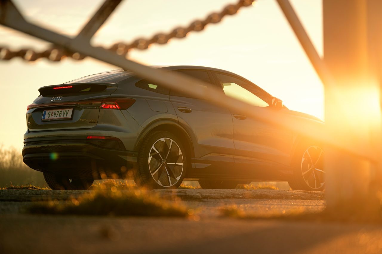 Mit seiner Coupé-runden Dachlinie und dem Heckspoiler ist die Sportback-Variante der coolere Q4.