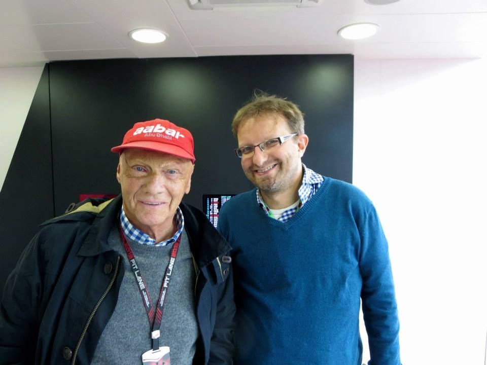 Niki Lauda mit Gerald Enzinger (motorprofis.at). Am Montag wird in Wien über Nikis Schaffen diskutiert.