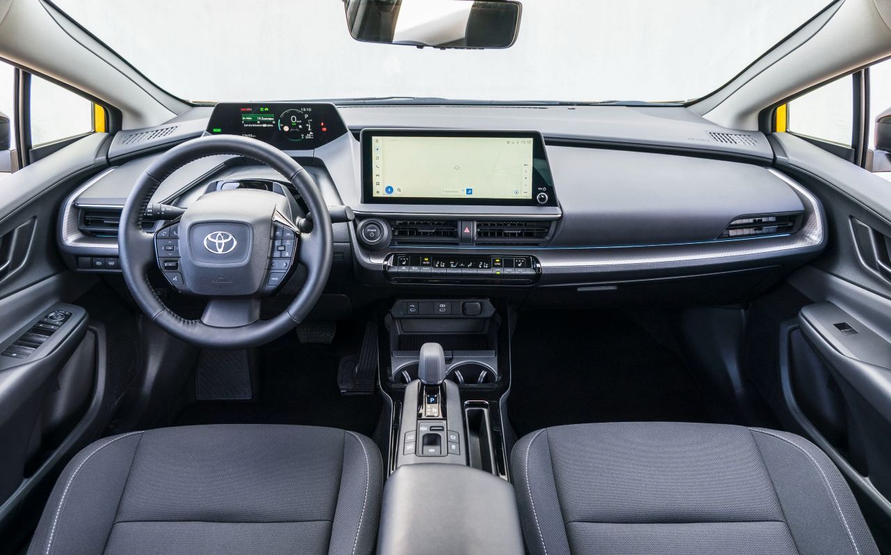 Infodisplay oberhalb des eher tief montierten Lenkrads. Darüber hinaus ist das Prius-Cockpit kein Designspektakel – aber angenehm zu bedienen.