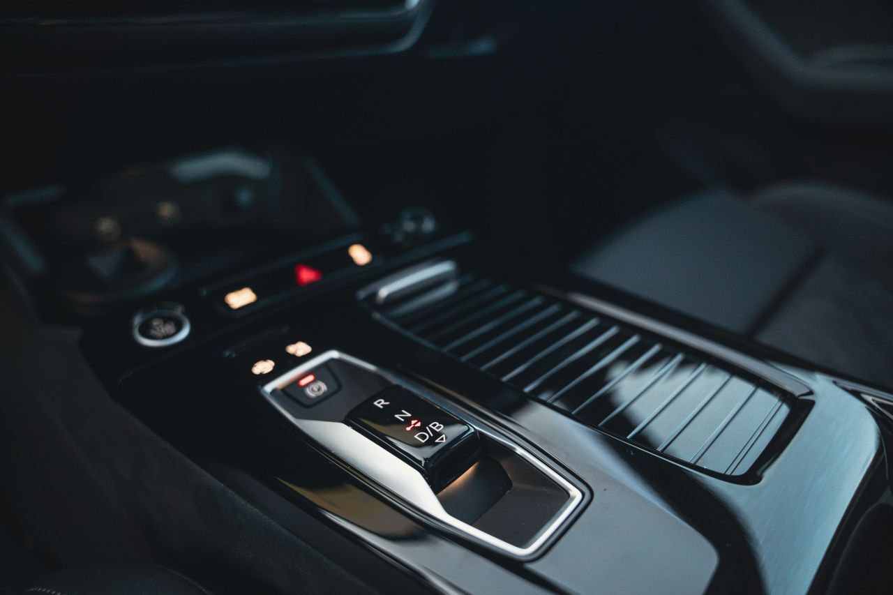 Die Automatik wird über einen kleinen Schalter in der Mittelkonsole bedient.