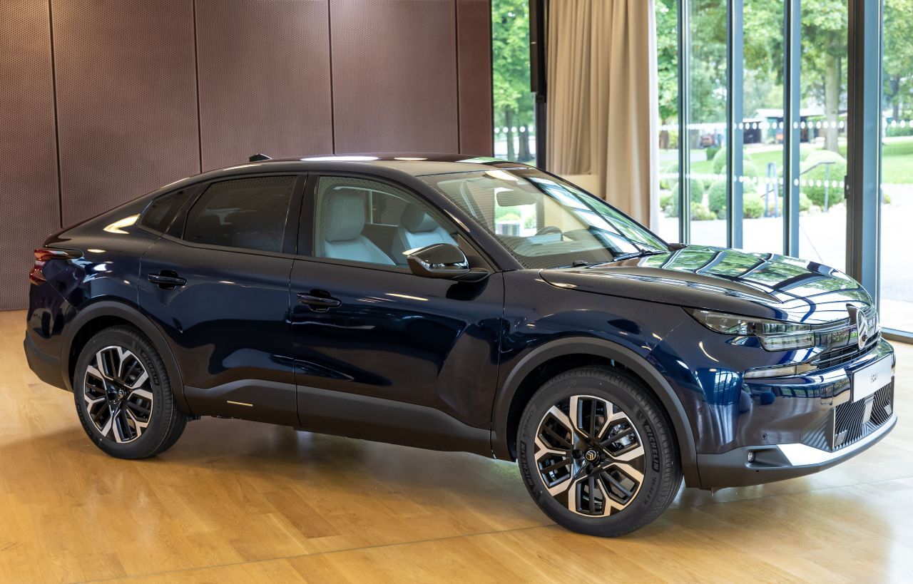 Fazit von Motorprofis-Tester Stefan Pabeschitz: „C4 und C4 X haben durch das geradlinige Design an Charakter und Ernsthaftigkeit gewonnen – sie wirken jetzt einfach seriöser und erwachsener. Dazu hält das Nachbessern bei den Komfort-Talenten das Alleinstellungsmerkmal der Marke in diesem Bereich hoch. Zusammen mit der bereits erfolgten Erweiterung der Motoren-Palette erneuern die beiden Kompakten damit ihr Angebot an Individualisten aus den Fanlagern fast aller Antriebe.