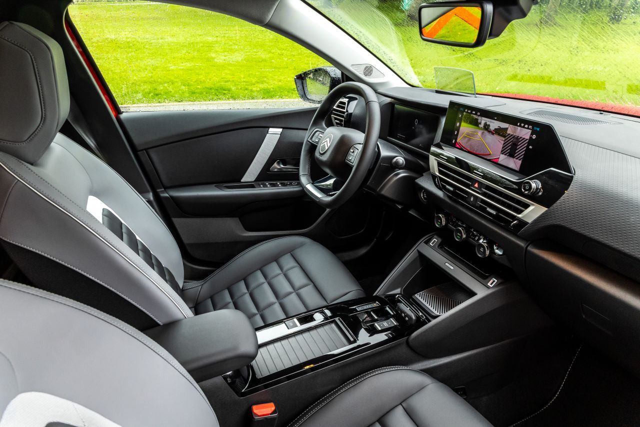 Instrumenten-Display mit nun hochauflösender Grafik, dazu kommt die neue Generation des Stellantis-Infotainment-Systems auf dem 10-Zoll-Touchscreen.
