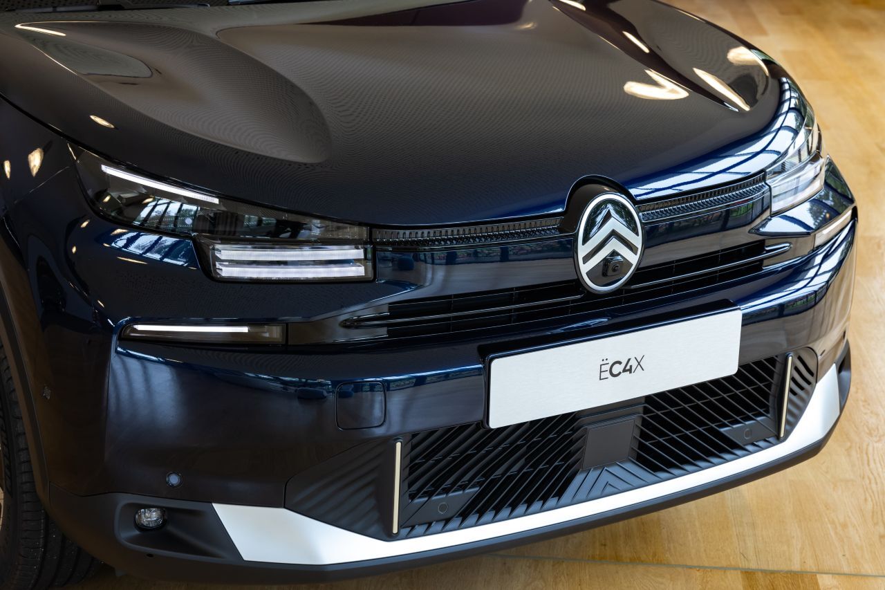 … in der Schürze integriert. Das neue Citroën-Logo im Oval steht senkrecht, das tief sitzende Gitter-Element kombiniert waagrechte und angeschrägte Rippen.