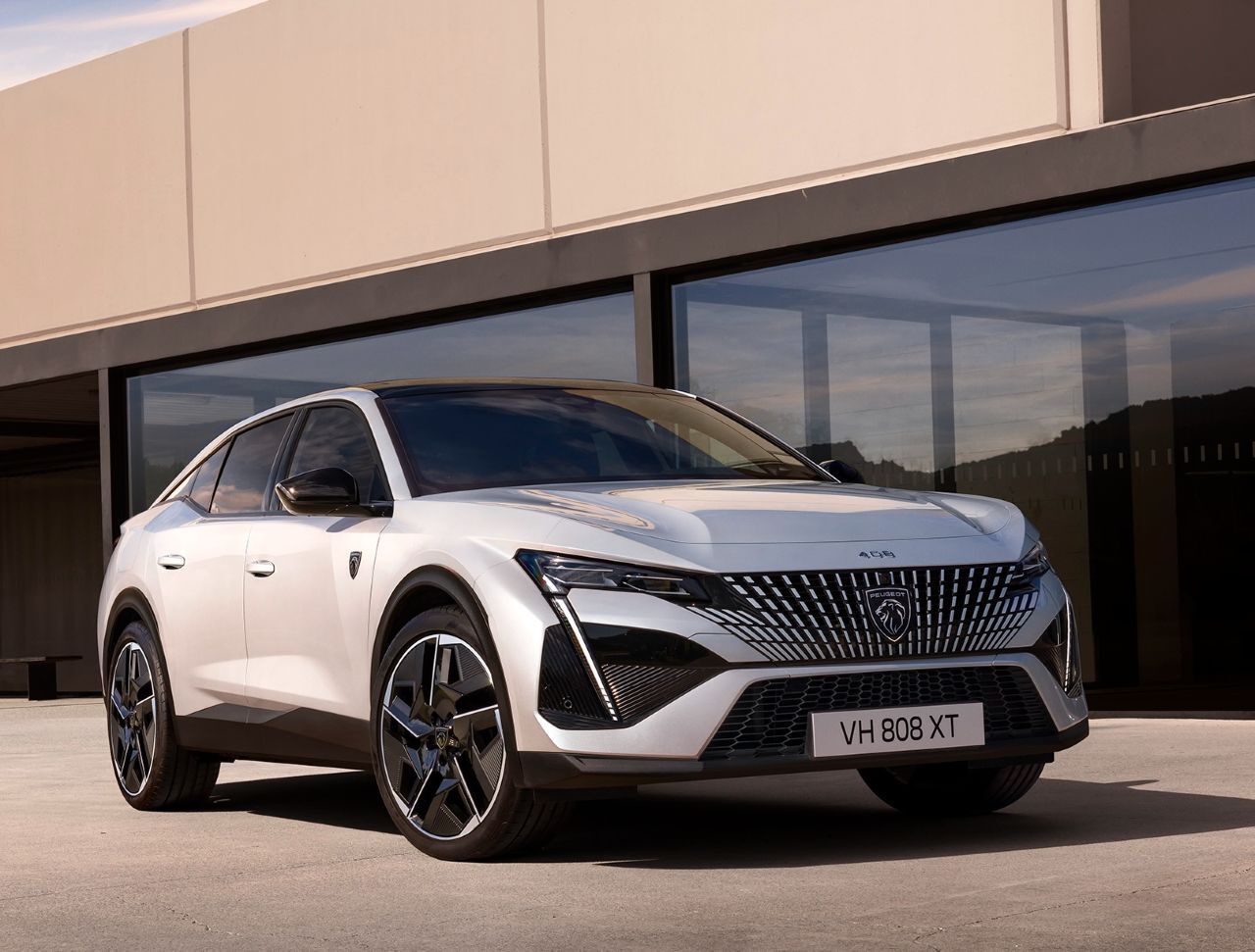 Fazit von Motorprofis-Tester Fabian Steiner: „Legt einen der spektakulärsten Auftritte in der gesamten Kompakt- und Mittelklasse hin. Jetzt gibt es neben Plug-in- und Mild-Hybrid auch einen vollelektrischen Antrieb. Die Motor-Getriebe-Kombination mit 210 PS ist ganz neu. Bei der Reichweite bieten 3008 und 5008 noch mehr, beim Verbrauch ist der E-408 aber herausragend. Die Preise sind mit Blick auf die in Richtung Audi gehende Qualitätsanmutung absolut gerechtfertigt.
