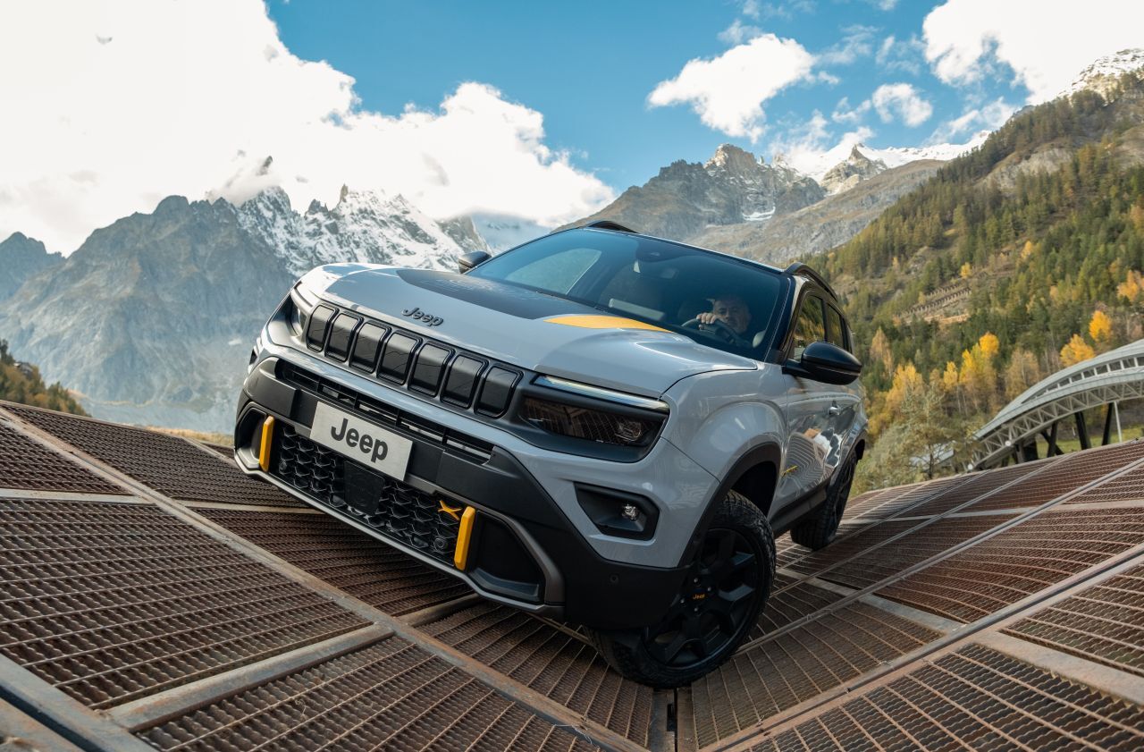 Bodenfreiheit 210 Millimeter, auch die Offroad-Winkel erhöhen sich.