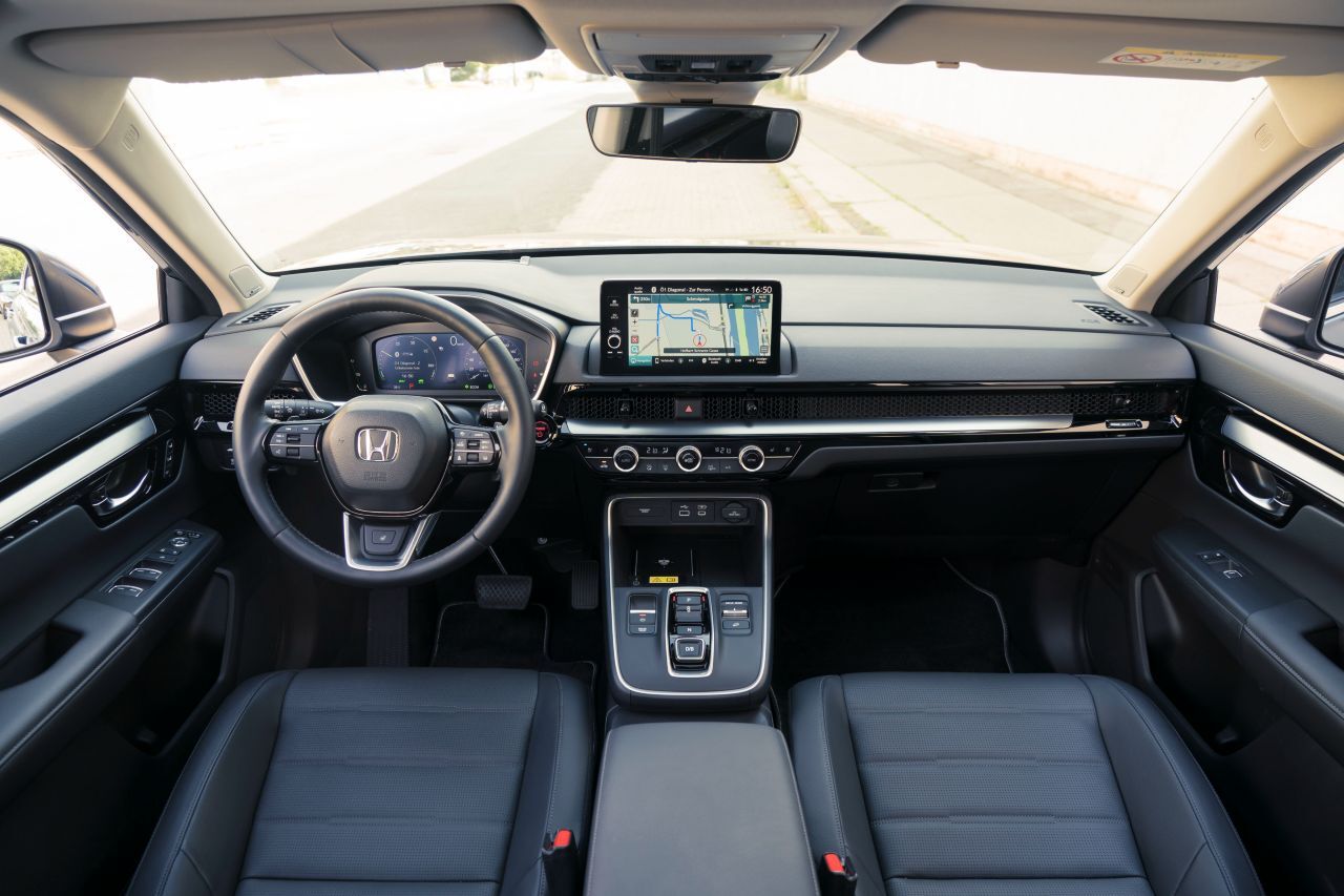 Honda arbeitet mit vielen Schaltern und Knöpfen, verwendet robust-hochwertige Materialien.