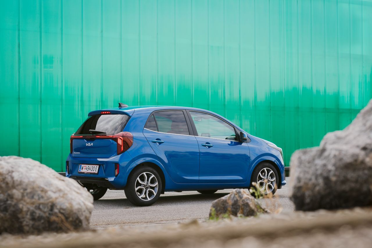 Fazit von Motorprofis-Tester Fabian Steiner: „Der Picanto bleibt in der neuersten Version ein perfekter kleiner Flitzer für Verbrenner-Fans. Wunderbar unkompliziert in der Bedienung und im Stadtverkehr, sehr unterhaltsam auf kurzen bis mittellangen Strecken.