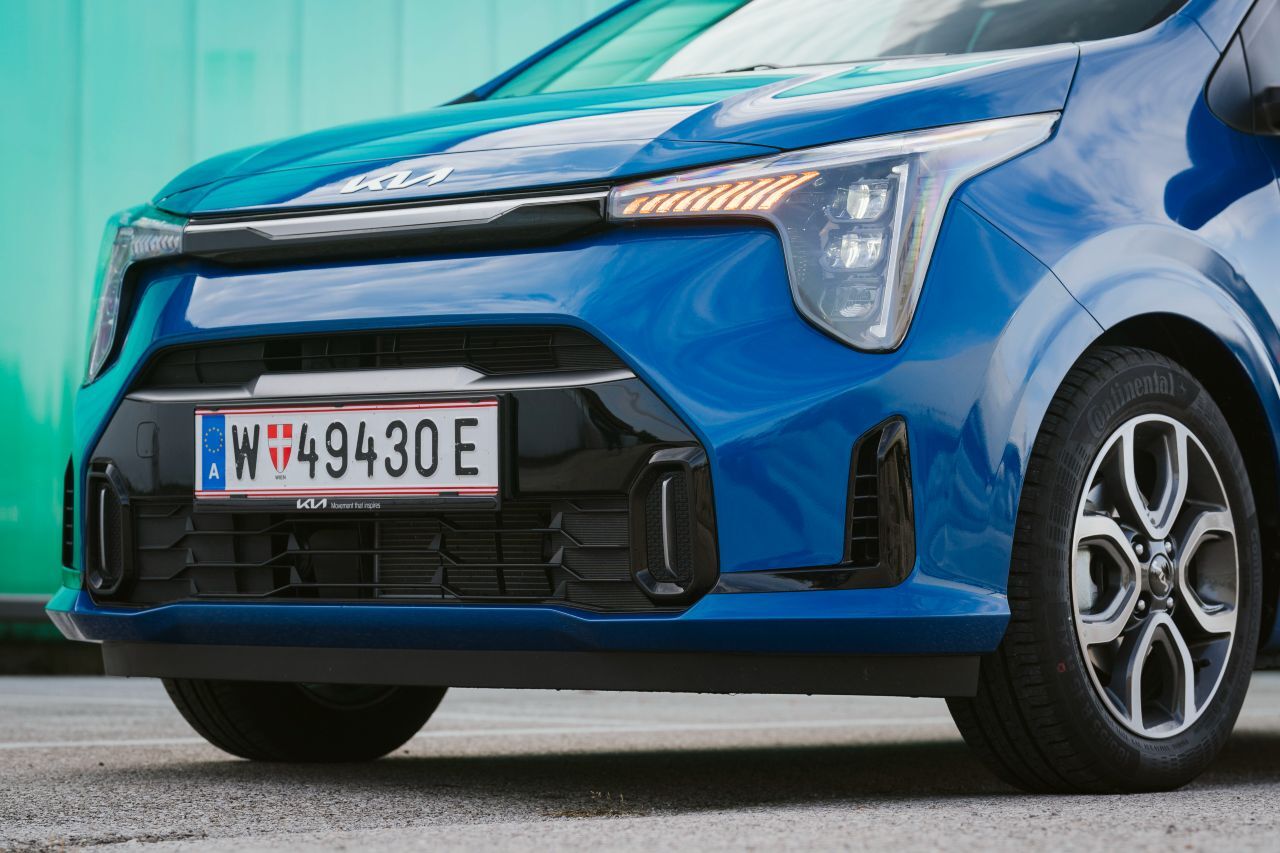 Eine gelungene kleine Box war der Picanto schon bisher. Jetzt inszenieren auch die LED-Scheinwerfer und -Lichtsignaturen den kantigen neuen Kia-Look.