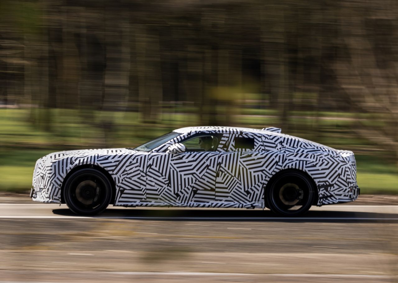 Für den GT sind 850-Volt-Technik, hecklastiger 1000-PS-Allradantreib, 120 kWh Batteriekapazität, 350-kW-Laden und 700 Kilometer Normreichweite geplant.